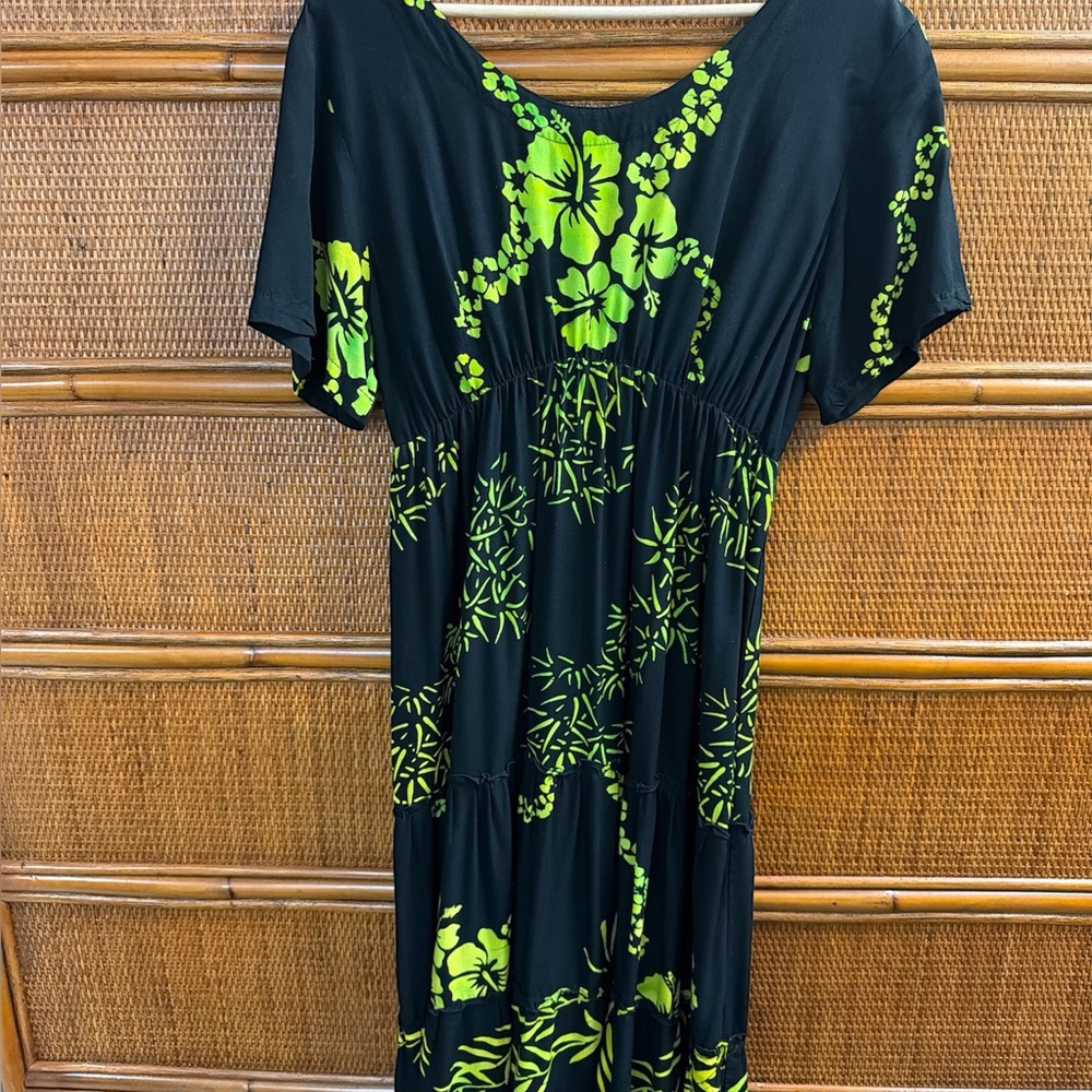 Tropical Tantrum Hawaii Dress
17” PTP with some give 
Comfy dress